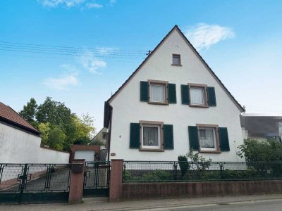 Großzügiges Einfamilienhaus mit Terrasse, Balkon, Garten, Hof, Keller und zwei Garagen im Ortskern