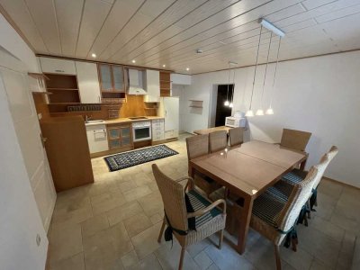 Geräumige, teilmöblierte 6 Zimmer Altbauwohnung (Werkswohnung)