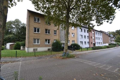 2 Zimmer-Dachgeschosswohnung mit Wannenbad und Wohnküche im 3. OG eines ruhigen MFH