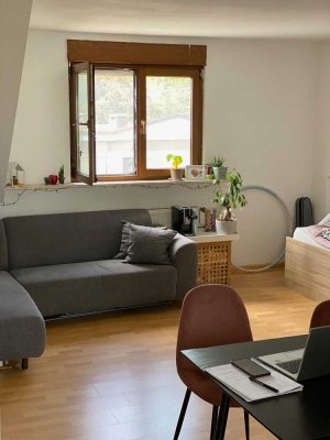 Attraktive Frisch renovierte 1,5 Zimmer Dachgeschoss Mietwohnung