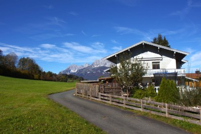 Objekt. Nr.: J 1050 - St. JOHANN IN TIROL: PREISREDUKTION - Haushälfte mit Traum Ausblick, mit Gartenhäuschen und Gartenanteil