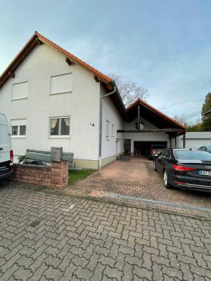 Gepflegtes 5ZKBB – Einfamilienhaus mit großer Terrasse, Garten, Garage, Carport und Kellerräumen