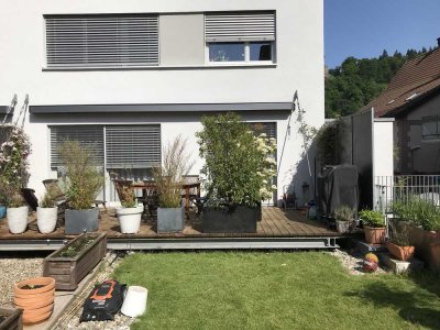 4-Raum-Maisonette-Wohnung mit gehobener Innenausstattung und großen Holzdeck