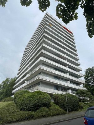 GROßZÜGIGE DREI ZIMMER WOHNUNG MIT UMLAUFENDEN BALKON UND TIEFGARAGEN-STELLPLATZ