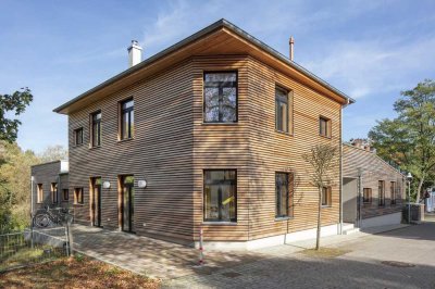 Haus im Haus: Luxus auf drei Ebenen mit großer Terrasse