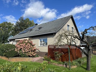 Wathlingen: Charmantes EFH mit Einliegerwohnung, großem Garten, 2x Terrasse & Doppelgarage !