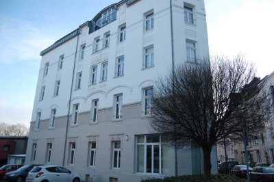 Wohnung in kernsaniertem Altbau mit Südbalkon