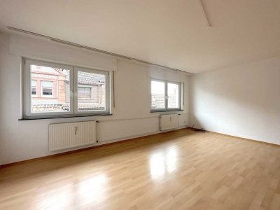 Lichtdurchflutete 3 -Zimmerwohnung mit Balkon im Herzen von Neckarau