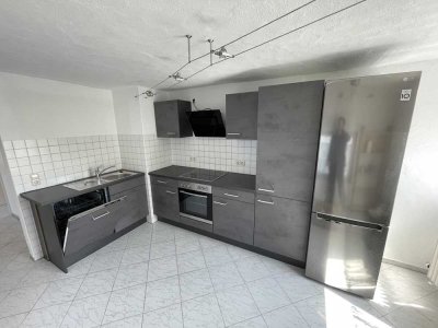 Schöne und vollständig renovierte 4-Raum-DG-Wohnung mit Balkon und EBK in Linden