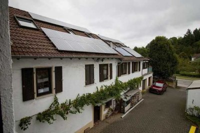 Schönes Zweifamilienhaus mit 2 Garagen, Nebengebäude und Garten zu verkaufen