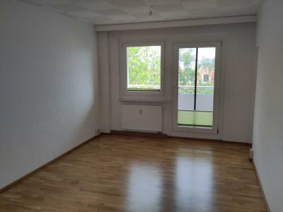 Helle, ruhige und vollst. renovierte 2-Zimmer Wohnung mit EBK und Balkonkraftwerk