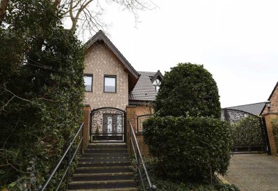 Hochwertiges Haus im Haus mit viel Platz und schönem Garten.