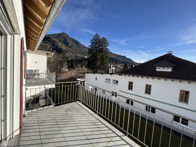 Lichtdurchflutete, behindertengerechte 2-Zi.-ETW mit großem Bergblickbalkon, Lift und Carport