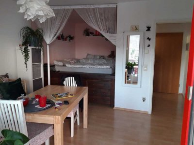 Gepflegte, helle 1-Zimmer-Wohnung mit Balkon und Einbauküche in Königsbrunn