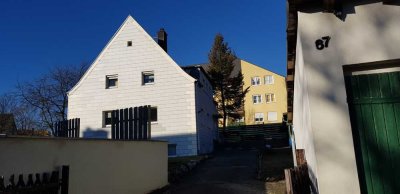 Renovierte3-Zimmer-DG-Wohnung mit kleinem Bad und EBK in Hof, ideal für Singles, mit Gartenbenutzung