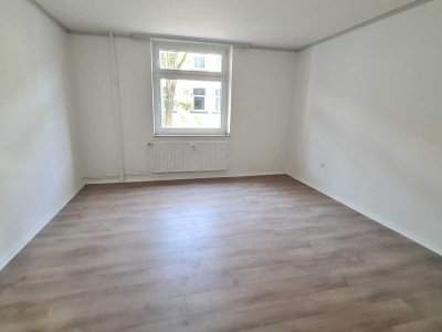 Modern! Renoviert! Große 3,5 Raum-Wohnung mit Balkon!