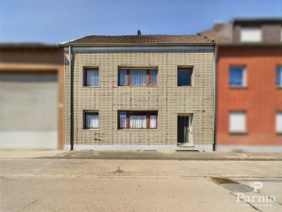 Reihenmittelhaus mit großem Grundstück in Düren-Gürzenich