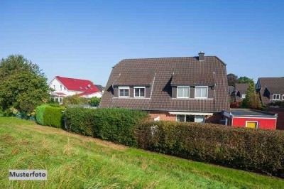 2-Familienhaus mit Garagen - provisionsfrei