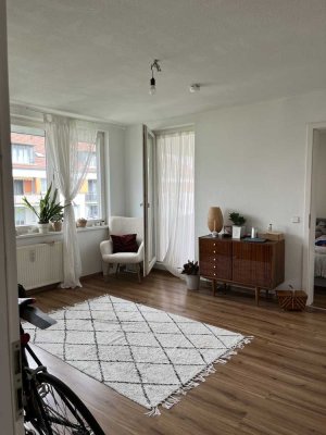 Stilvolle 1,5-Raum-Wohnung mit Balkon und Einbauküche in Berlin Karow (Weißensee)