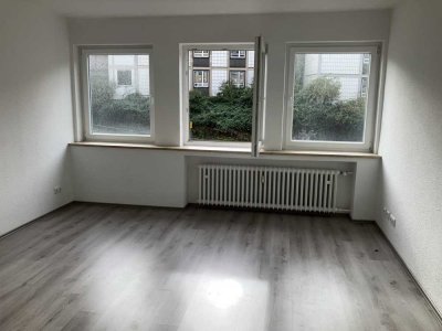 Singles aufgepaßt : Modernisierte 1-Zimmer-Wohnung im 1. OG im Essener Südostviertel frei !