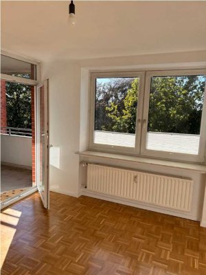 Wohnung mit zwei Zimmern sowie Balkon, Tiefgarage und neue Einbau-Küche in Wedel