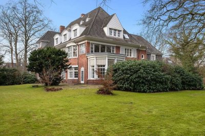 Historisches Herrenhaus im Stil klassischer Rotklinkerarchitektur mit Nebengebäude