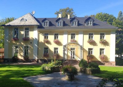 Historische Park-Hotel-Anlage im Villenstil im nordhessischen Bergland