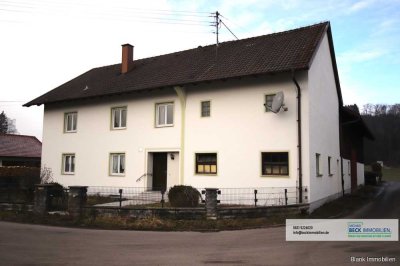 Ehemaliges Bauern- / Zweifamilienhaus mit großer Tenne, Werkstatt, Garage und Garten - in Baisweil