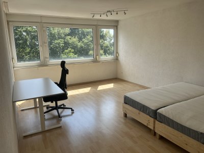 Erstbezug nach Renovierung - Lichtdurchflutetes, gemütliches WG-Zimmer (28 qm) mit eigenem Balkon und Boxspringbett in Regensburg - Perfekt geeignet für Paare