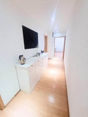 Exklusive, lichtdurchflutete 3-Zimmer-Wohnung im 8. Stock mit Balkon und Tiefgarage