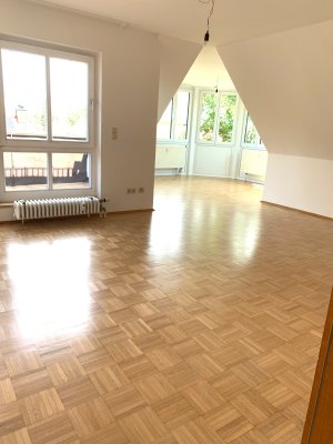 freie, sonnige 2-Zimmer-Dachgeschosswohnung mit grosser Westloggia