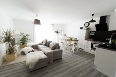 Moderne, schicke 3,5-Zimmer Wohnung mit großer Terrasse , neuwertiger Ausstattung. Das hochwertige Mehrfamilienhaus hat 8 Wohnungen. Alle Wohnungen sind perfekt geschnitten.