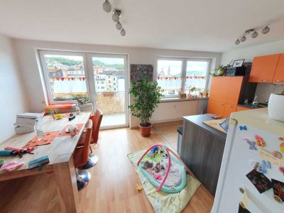 Balkon, Tageslichtbad, Gäste-WC, Stellplatz - Geräumige 4-Zimmer-Dachgeschosswohnung zentral gelegen