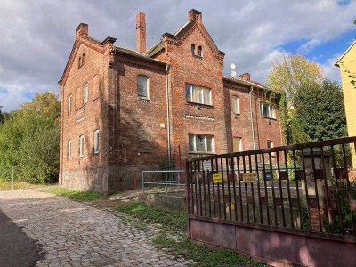 Unsaniertes Villenartiges Gebäude mit Nebengelass in Altenburg