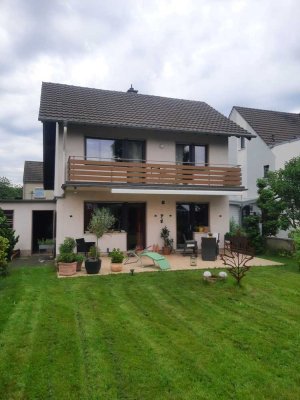 Freistehendes Einfamilienhaus mit Garten, Terrasse  und Garage  in Mondorf