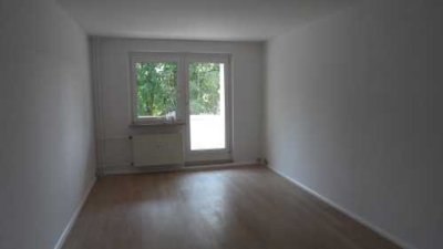 + + + ruhiges Wohngebiet, 4 Zi., Balkon, Stellplatz, komplett  renoviert + + +