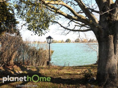 Direkt vom Garten in das kühlende Wasser eines Sees steigen!