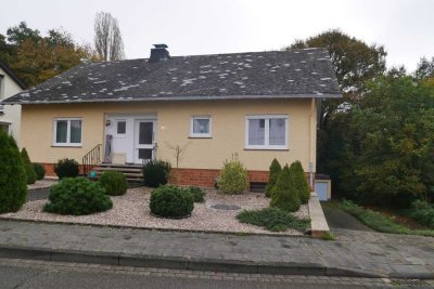 „Schönes Zweifamilienhaus mit drei Garagen und großem Grundstück“