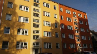 Freundliche und vollst. renovierte 3-Raum-Wohnung mit geh. Innenausstattung mit Balkon und EBK