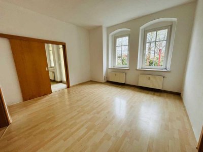 Kleine Wohnperle: Stilvolle 2-Zimmer-Oase mit Einbauküche, Balkon und Ruhefaktor