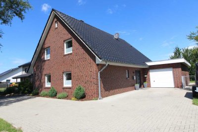 Exquisites Einfamilienhaus mit Garage in hervorragendem Zustand mit Natur-Weitblick über Wiesen