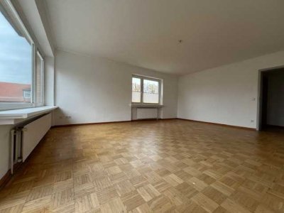 Stilvolle, gepflegte 3-Raum-Wohnung mit geh. Innenausstattung mit Balkon und EBK