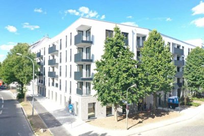 Neuwertige Wohnung mit zwei Zimmern sowie Balkon und Einbauküche in München