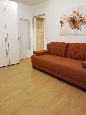 Neu und modern möblierte 1-Zimmer-Wohnung mit kleinem Balkon und EBK in Rosenheim