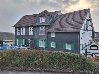 Charmante Altbauwohnung in dörflicher und zentraler Lage. 
2 Zimmer, Essdiele, Bad mit Fenster