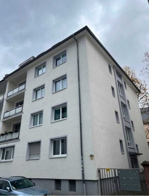 TOP LAGE! Renovierungsbedürftige Hochparterre-Wohnung mit Balkon!