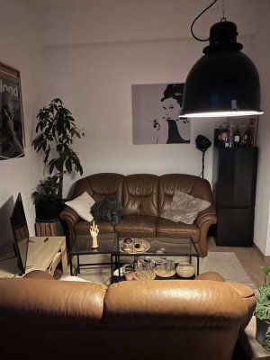 Helle 1.5 Zimmer-Wohnung mit hohen Decken und Einbauküche. Sehr zentral gelgen