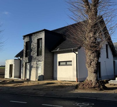 Neubau Erstbezug: OG Wohnung mit Loggia im 2 Familienhaus