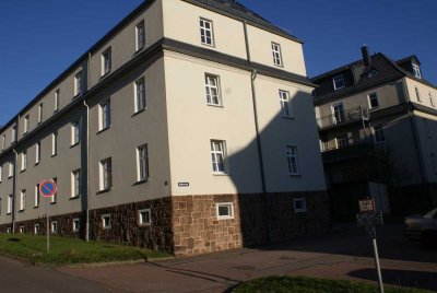 Helle, großzügige 2 Zimmerwohnung mit großem zweigeteiltem Wohnzimmer.