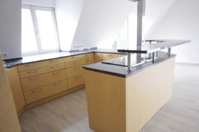 Helle, moderne 3,5 Zimmer-Balkonwohnung mit EBK und herrlicher Innenhoflage!